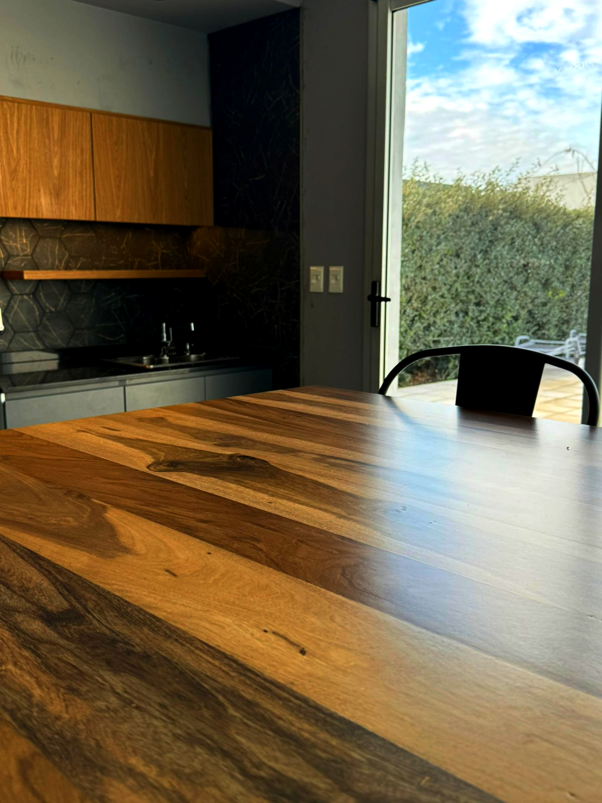Elegancia Atemporal: Mesa de Comedor en Cedro y Petiribi